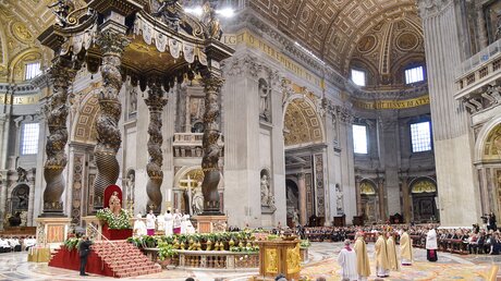 Altar im Petersdom während einer Bischofsweihe / © Cristian Gennari/Romano Siciliani (KNA)