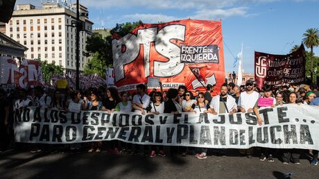 Linke Organisationen protestieren mit einem Transparent mit der Aufschrift "Nein zu Entlassungen und Sparmaßnahmen. Generalstreik und Kampfplan", bei einer Demonstration gegen Javier Milei, Präsident von Argentinien, in Buenos Aires. / © Mariano Campetella (KNA)