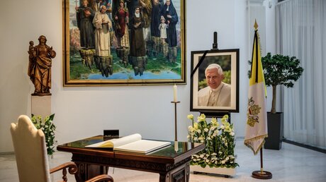 Kondolenzbuch zum Tod des emeritierten Papstes Benedikt XVI. in der Apostolischen Nuntiatur in Berlin / © Gordon Welters (KNA)