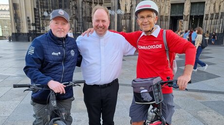 DOMRADIO.DE-Chefredakteur Ingo Brüggenjürgen (r) mit Joey Kelly (l) und Stadtdechant Msgr. Robert Kleine (m)  (DR)