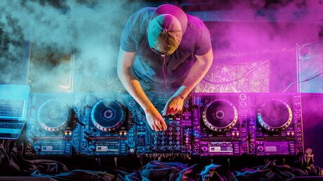 DJ am Plattenteller / © Vladimir Hodac (shutterstock)