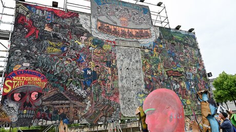 Das umstrittene Großgemälde des indonesischen Künstlerkollektivs Taring Padi bei der documenta fifteen auf dem Friedrichsplatz in Kassel / © Uwe Zucchi (dpa)