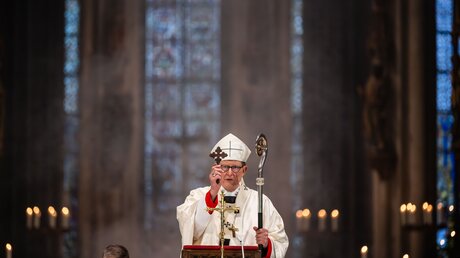 Kardinal Woelki im Pontifikalamt am ersten Weihnachtstag im Kölner Dom. / © Nicolas Ottersbach (DR)