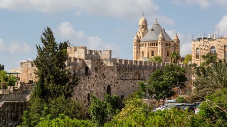Blick auf die Türme der Dormitio-Abtei am 23. September 2021 in Jerusalem / © Andrea Krogmann (KNA)