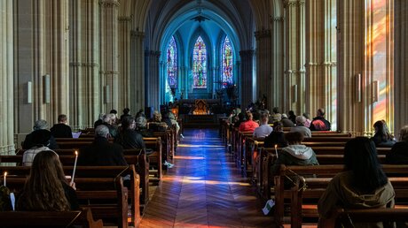 Gottesdienstbesucher in der Chapelle de Conflans in Charenton-le-Pont (Frankreich) / © Corinne Simon (KNA)
