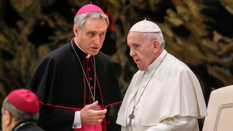 Erzbischof Georg Gänswein und Papst Franziskus / © Paul Haring (KNA)