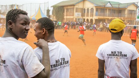 Jugendliche beim Fussballturnier gegen ethnische Gewalt in Korogocho (Kenia) / © Bettina Ruehl (epd)