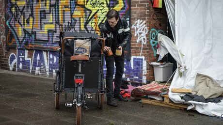 Philipp Patschan verteilt Lebensmittelspenden an Obdachlose in Hamburg / © Philipp Reiss (epd)