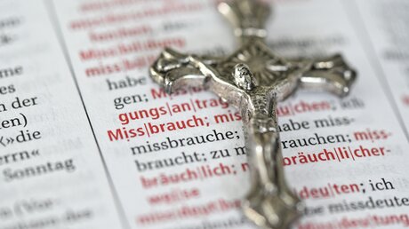Die Evangelische Kirche in Deutschland veröffentlicht im Januar 2024 eine umfassende Studie zum Thema sexualisierte Gewalt / © Heike Lyding (epd)