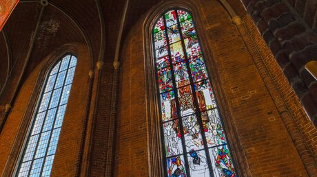 In der evangelischen Marktkirche in Hannover sind die Arbeiten für den Einbau des mehr als 13 Meter hohen Reformationsfensters vollständig abgeschlossen (Foto vom 30.10.2023). / © Jens Schulze (epd)