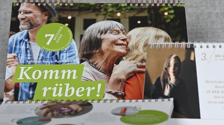 Tischkalender und Wandkalender der Fasteninitiative "7 Wochen Ohne" der evangelischen Kirche / © Heike Lyding (epd)