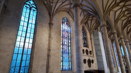Neues farbiges Pfingstfenster im Ulmer Münster / © Thomas Heckmann (epd)