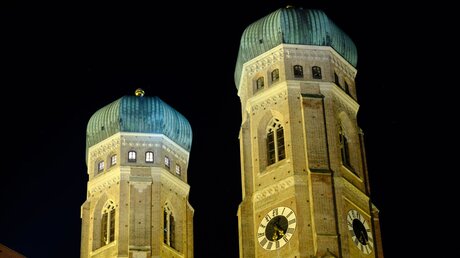 Beleuchtete Türme des Doms zu Unserer Lieben Frau am 15. Januar 2022 in München. / © Dieter Mayr (KNA)