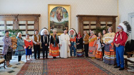 Papst Franziskus mit Mitgliedern der "First Nations" (Kanada) am 31. März 2022 im Vatikan / © Vatican Media/Romano Siciliani (KNA)