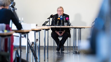Bischof Bode bei einer Pressekonferenz zu sexualisierter Gewalt / © Friso Gentsch (dpa)
