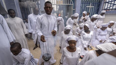 Gemeindemitglieder beten kurz vor den Wahlen in Nigeria / © Ben Curtis/AP (dpa)