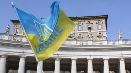 Fahne der Ukraine auf dem Petersplatz während einer Ansprache von Papst Franziskus  / © Vatican Media/Romano Siciliani (KNA)