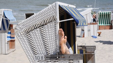 Ein Wochenende im Strandkorb ist für zunehmend mehr Menschen attraktiver, als an Feiertagen daheim zu bleiben / © Beatrice Tomasetti (DR)