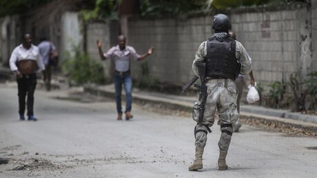Symbolbild: Kriminalität in Haiti / © Odelyn Joseph/AP (dpa)