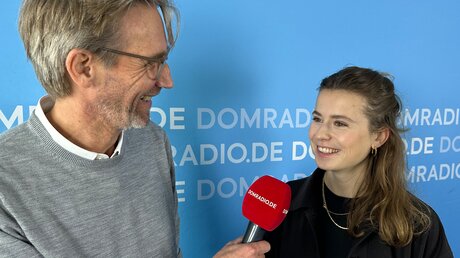 Luisa Neubauer im DOMRADIO.DE-Interview / © Alexander Foxius (DR)