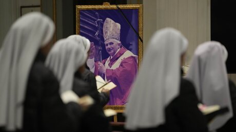 Am Donnerstag wurde der emeritierte Papst Benedikt XVI. in Rom beerdigt. / © Alessandra Tarantino (dpa)