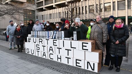 Teilnehmer eines Protestbündnisses demonstrieren gegen die "Vertuschung von Missbrauch in der katholischen Kirche" / © Sven Hoppe (dpa)