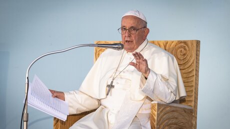Papst Franziskus spricht auf der Bühne beim Kreuzweg auf dem Weltjugendtag / © Cristian Gennari/Romano Siciliani (KNA)