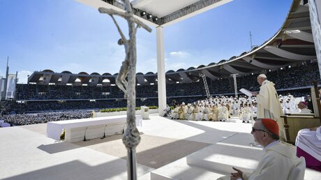 Papst Franziskus feiert den Gottesdienst im Zayed Sports City Stadium in Abu Dhabi / © Romano Siciliani/ Vatican Media (KNA)
