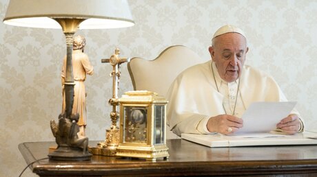 Papst Franziskus liest einen Brief / © Romano Siciliani (KNA)