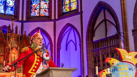 Pastoralreferent Peter Otten spricht während eines Gottesdienstes für Karnevalisten am Rosenmontag in der Kirche Sankt Agnes am 28. Februar 2022 in Köln. / © Theodor Barth (KNA)