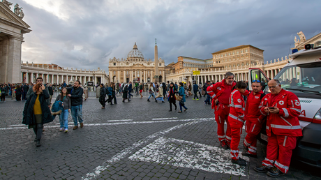 Sanitäter vor den Petersplatz in Rom / © Artem Avetisyan (shutterstock)