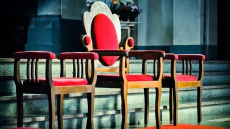 Leerer Stuhl in einer Kirche / © lvrmnd (shutterstock)