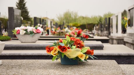 Künstliche Blumen auf einem Grab / © Karta212 (shutterstock)