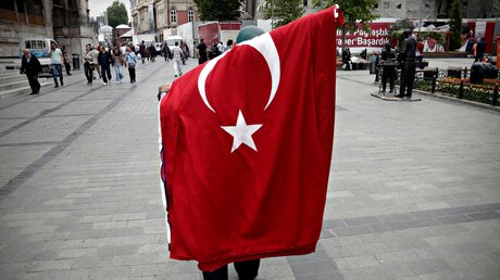 Mann mit einer türkischen Fahne in Istanbul / © Alexandros Michailidis (shutterstock)