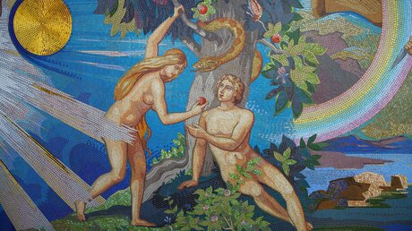 Mosaik, das Adam und Eva im Garten Eden abbildet / © docent (shutterstock)