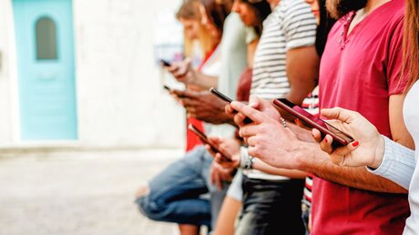 Jugendliche mit Smartphones / © DisobeyArt (shutterstock)