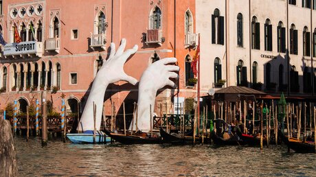 Komposition "Support" für die Biennale 2017 in Venedig macht auf den Klimawandel aufmerksam / © Evgeniya Telennaya (shutterstock)