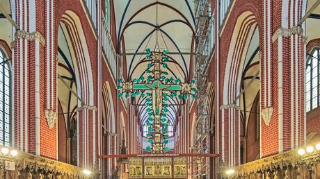 Gotisches Monumentalkreuz im Münster von Bad Doberan / © Mikhail Markovskiy (shutterstock)