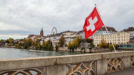Schweizer Fahne und der Blick auf Basel / © Jordi C (shutterstock)