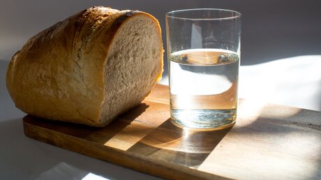 Brot und Wasser - Symbolbild zur Fastenzeit (shutterstock)