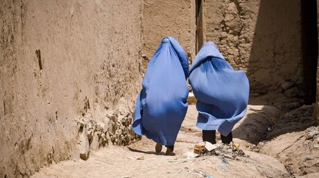 Zwei Frauen in Kabul, Afghanistan / © timsimages.uk (shutterstock)