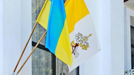 Die Flaggen des Vatikan und der Ukraine / © Nick Andros (shutterstock)