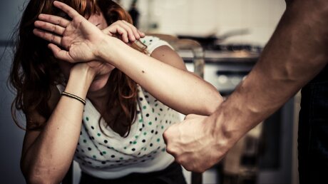 Symbolbild Gewalt gegen Frauen / © Lolostock (shutterstock)