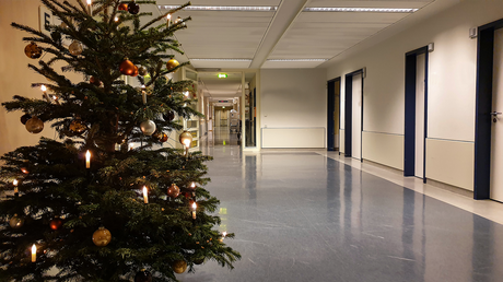 Weihnachtsbaum auf einem Krankenhausflur / © Maleo (shutterstock)