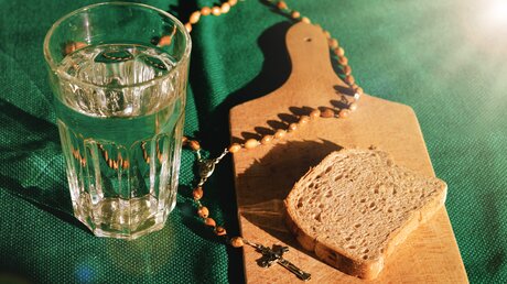 Wasser, Brot und Gebet - Symbole für de Fastenzeit (shutterstock)