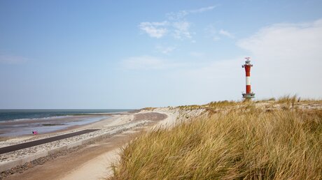 Leuchtturm auf der Insel Wangerooge mit Strand / © Katrin Friedl Fotografie (shutterstock)