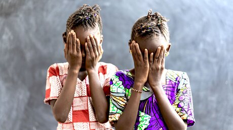 Afrikanische Kinder mit Händen vor dem Gesicht / © Riccardo Mayer (shutterstock)