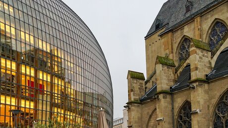 Evangelische Antoniterkirche in der Kölner Innenstadt neben modernem Design eines Modehauses / © Wirestock Creators (shutterstock)