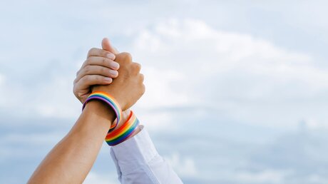 Homosexuelles Paar mit Armbändern in Regenbogenfarben / © chayanuphol (shutterstock)