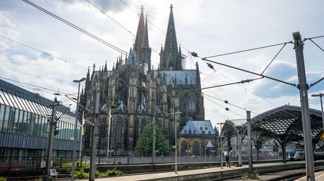 Blick auf den Kölner Dom / © SkandaRamana (shutterstock)